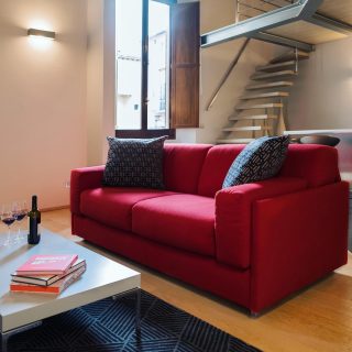 Taddea Loft - this stylish one bedroom open air loft apartment could be yours on your next visit to Florence! Visit our website for more details or to book.
#italiannights #florence #italy