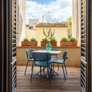 The last few days to enjoy drinks on the  terrace in our apartment, Ginori Terrace before the cold weather arrives.
Link in bio to book your stay! 
#italiannights #florence #italy