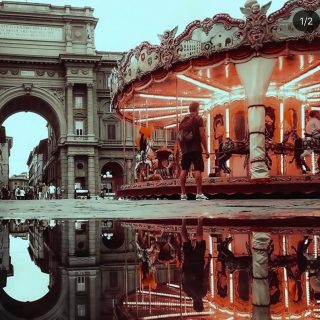 This cool capture from @bezalente of Piazza della Repubblicao over the weekend. Autumn surely has arrived in Florence but even with the rain it’s still so beautiful.
#italiannights #florence #italy